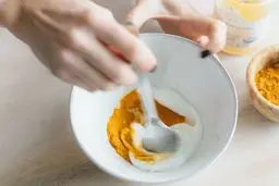 فواید عجیب ترکیب ماست و زردچوبه: اگر هر شب ماست و زردچوبه بخورید