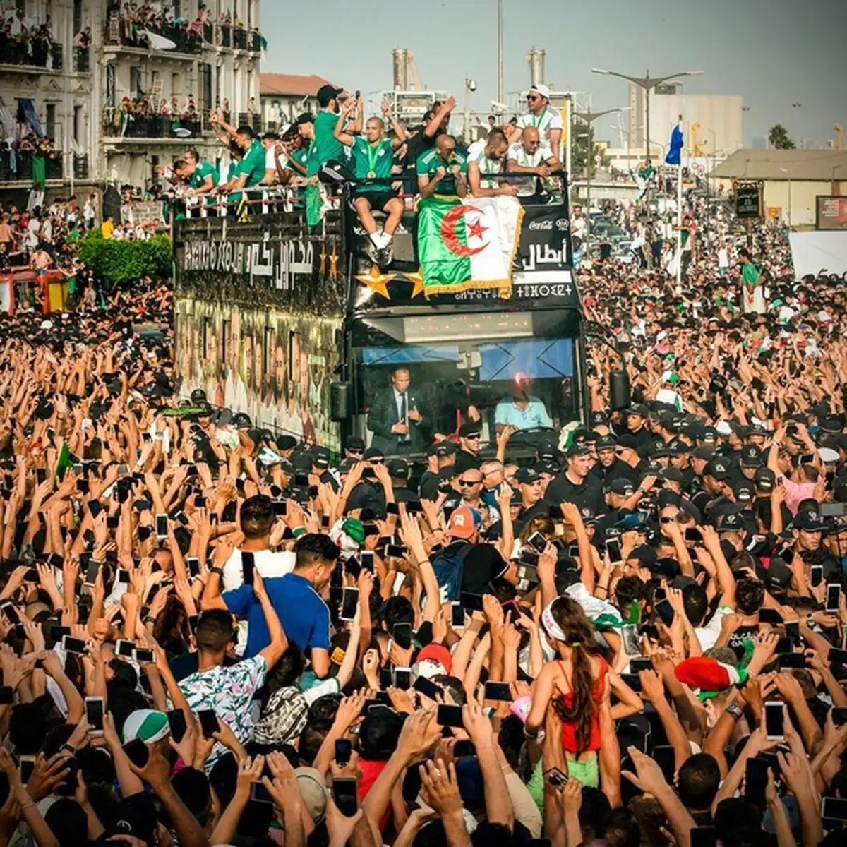 استقبال مردم الجزایر از قهرمان جام ملت های آفریقا