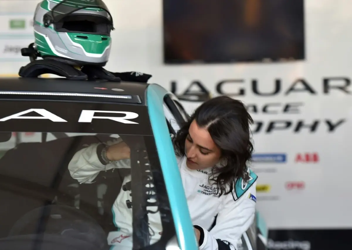 رانندگی اولین زن عربستان سعودی در مسابقات اتومبیل‌رانی