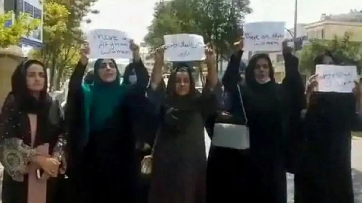  تجمع کوچک زنان افغانستان  مطالبه‌گر در برابر طالبان