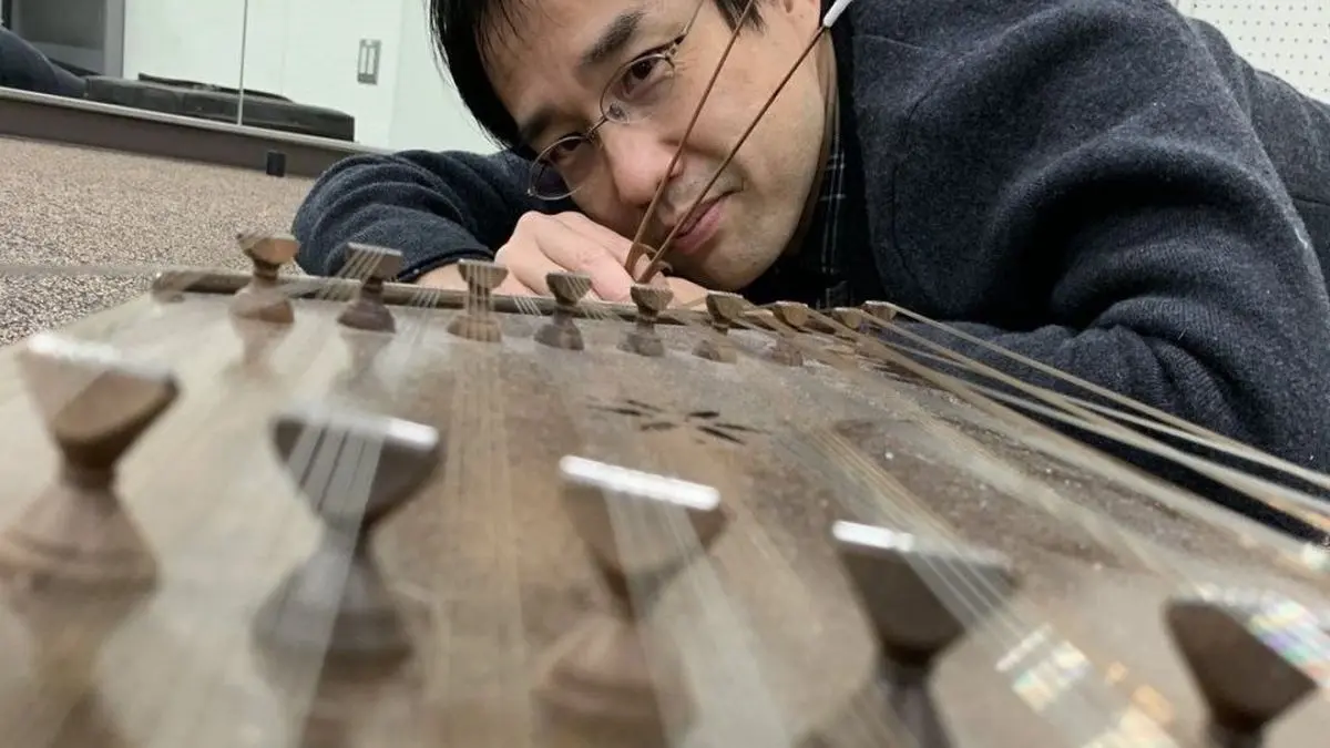 سنتورنوازی یک ژاپنی علاقه‌مند به موسیقی ایرانی