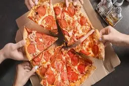 این خوراکی های مضر برای شما مفید هستند | با خیال راحت پیتزا بخورید !