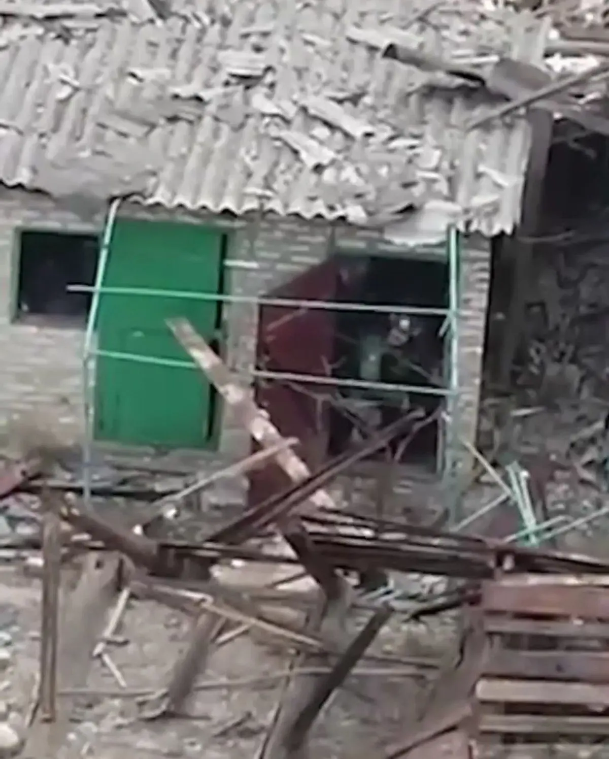 لحظه‌ی دستگیری سربازان اوکراینی توسط نیروهای روسی در شرق اوکراین+ویدئو