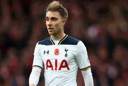  کریستین اریکسن  در کنار یکی از هوادارانش +عکس