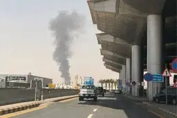 آتش‌سوزی و برخاستن ستون بزرگ دود در نزدیکی فرودگاه ملک خالد ریاض