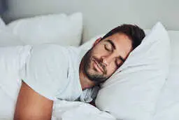 چرا شب‌ها آرامش پیدا می‌کنیم؟