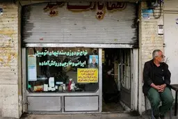 کاسبی مغازه‌ها با کرکره‌های نیمه باز 