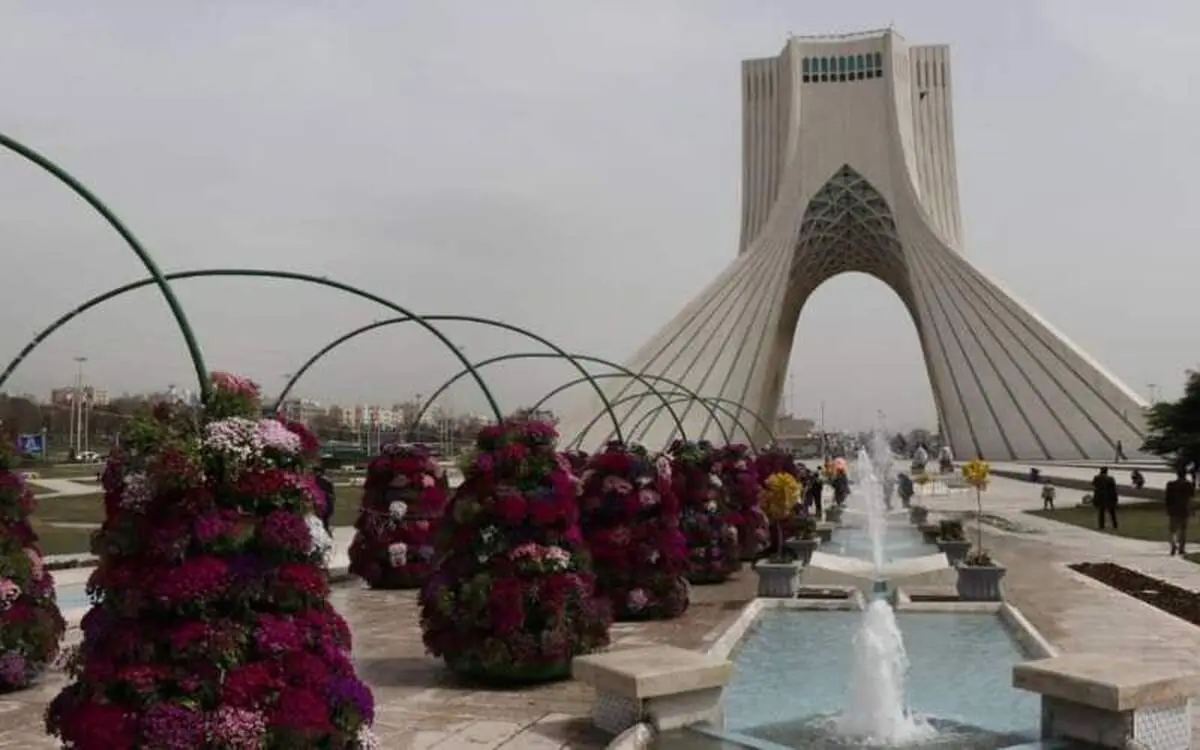 شبی وحشتناک در میدان آزادی | حرکات جنون‌آمیز راننده یک شاسی‌بلند دور میدان آزادی+ ویدئو