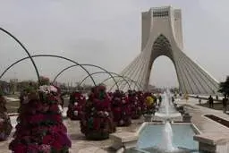 شبی وحشتناک در میدان آزادی | حرکات جنون‌آمیز راننده یک شاسی‌بلند دور میدان آزادی+ ویدئو