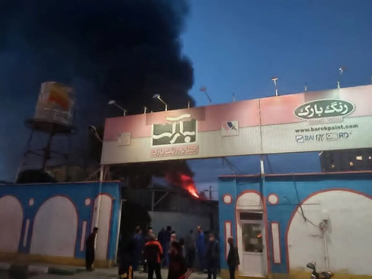 آتش سوزی گسترده در کارخانه رنگ بارک قم 