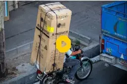 یخچال ۱۲فوتی بر ترک موتور + ویدئو 