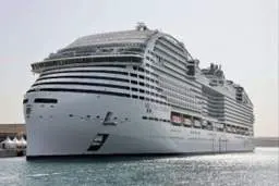 این کشتی غول پیکر با مهمانان جام جهانی  فوتبال 2022 وارد قطر شد! + عکس