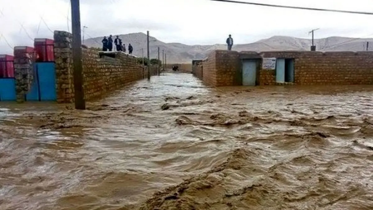 حرکت تحسین برانگیز مردم زاهدان با دستان خالی | نجات جان شهروندان گرفتار سیلاب +ویدئو