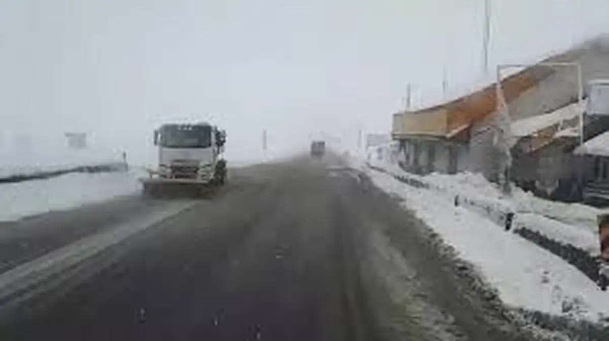 گرفتار شدن خودروها در جاده های برفی مازندران