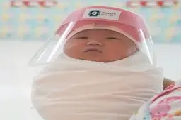 نوزادانی که دنیا را از پشت ماسک می‌بینند!