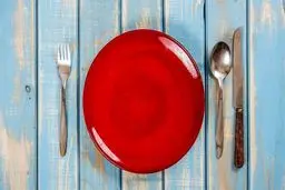 هر وعده غذایی یک بشقاب رنگی متفاوت داشته باش! | تاثیرات رنگی بودن بشقاب بر لذت غذا خوردن و هضم آسان نر