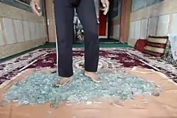 مورد عجیب  سخنرانان انگیزشی! | راه رفتن روی شیشه سکوریت!+ویدئو