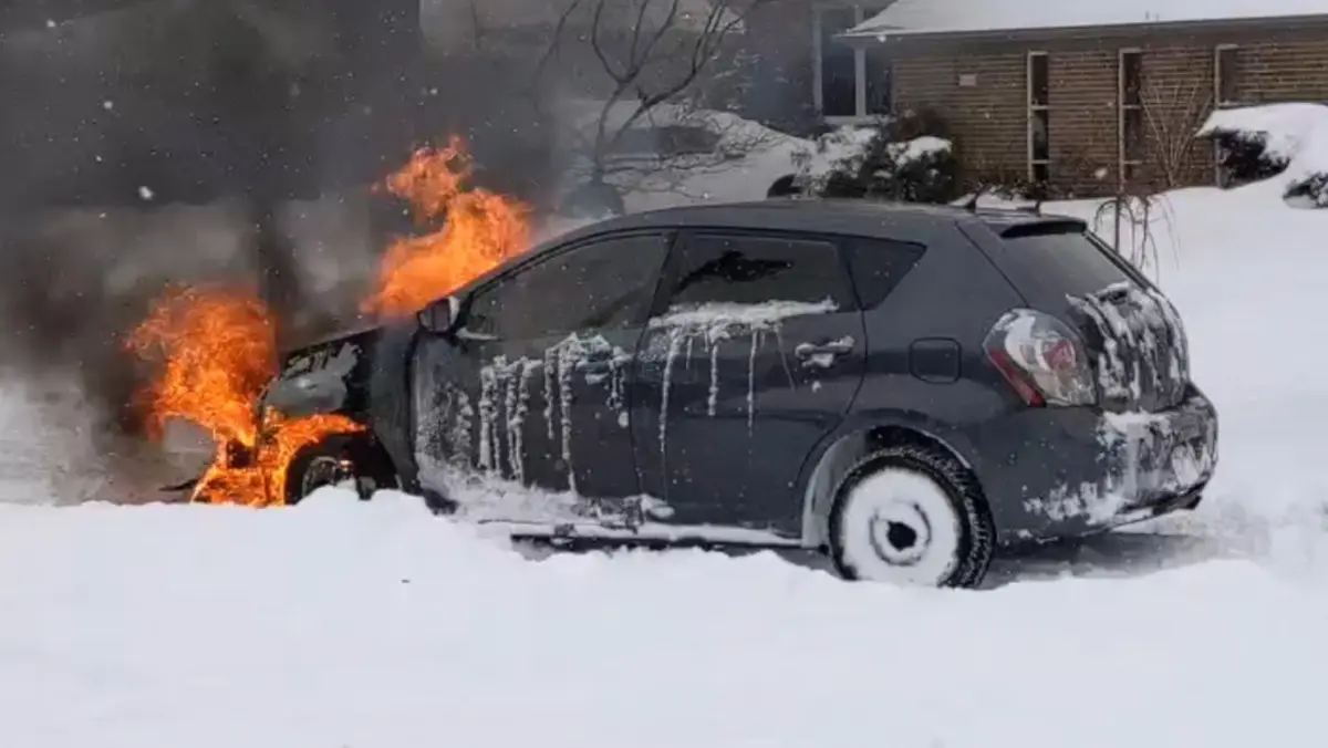 خودرویی که میان کولاک و برف شدید، در آتش می‌سوزد!+ویدئو