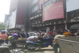  حضور پرتعداد دلالان و فروشندگان تلفن همراه تقلبی در مقابل علاالدین