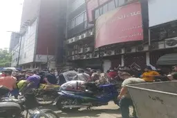  حضور پرتعداد دلالان و فروشندگان تلفن همراه تقلبی در مقابل علاالدین