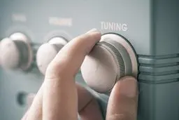 چرا اسم ایستگاه های رادیویی با حروف بسیار مشابهی شروع می شوند؟