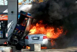 لحظه انفجار خودرو در جایگاه سوخت +ویدئو