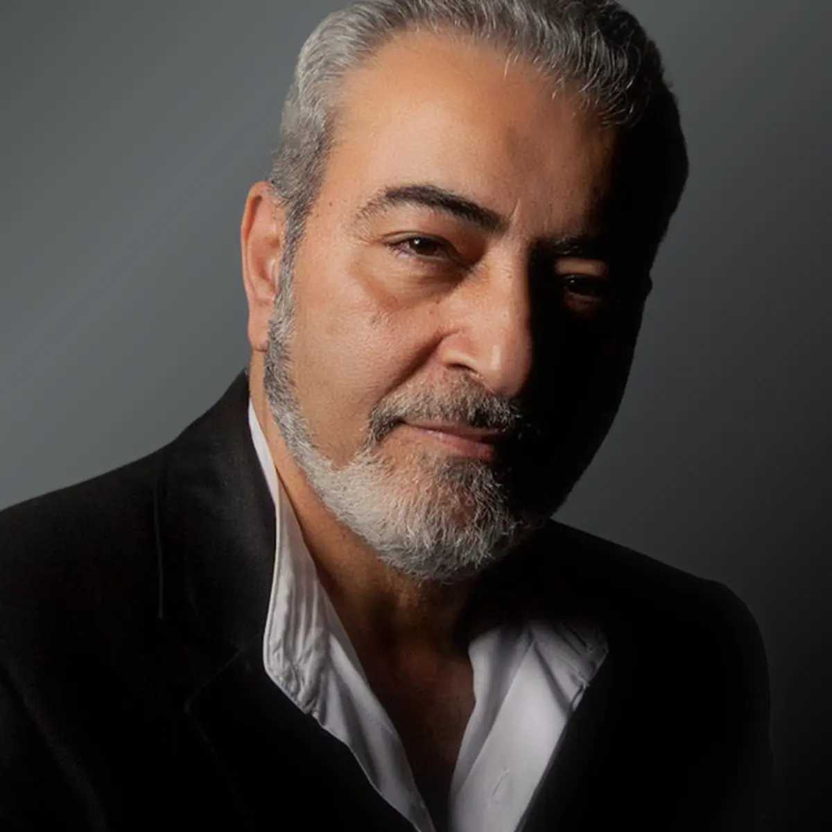 فیلم بی‌شرمانه ستار در توالت و آوازخوانی در زشت‌ترین حالت ممکن!+ویدئو برای بالای هجده سال
