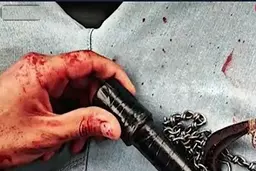 ضرب و شتم   یک مامور توسط یک ضارب بی رحم  | ضارب با قل  و زنجیر به جان مامور افتاد + ویدئو