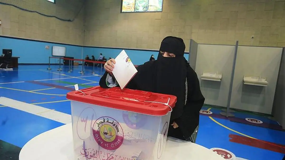 نخستین انتخابات در تاریخ قطر | شهروندان برای انتخاب ۳۰ عضو از ۴۵ نماینده مجلس شورا به پای صندوق رای رفتند | کاندیداتوری ۲۸۴ نفر از جمله ۲۸ زن | فعالیت احزاب سیاسی همچنان ممنوع است
