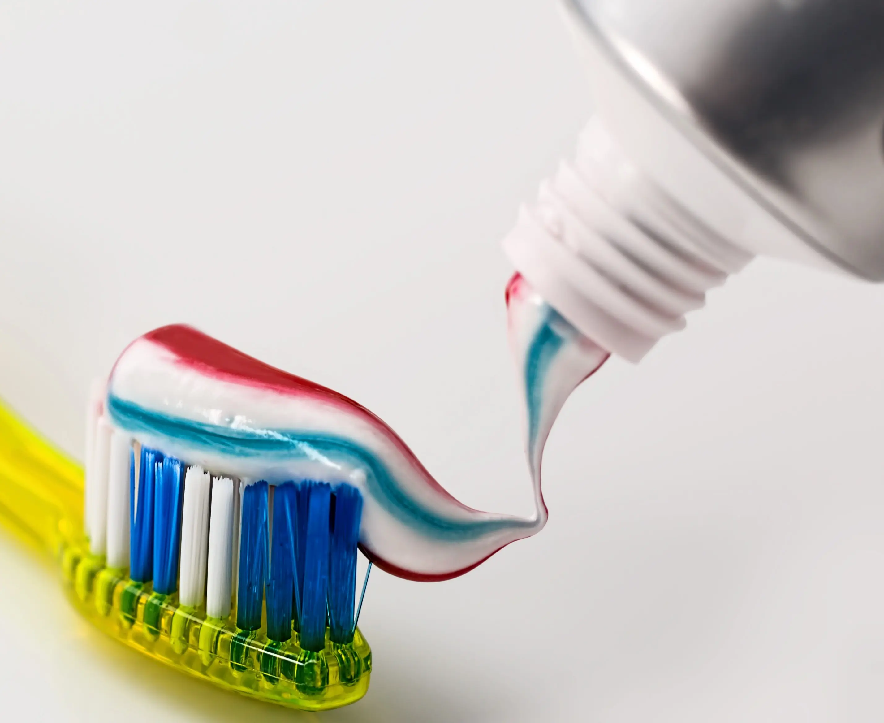 خمیر دندان کاربردهای زیادی فراتر از تمیز کردن دندان ها دارد! +ویدیو