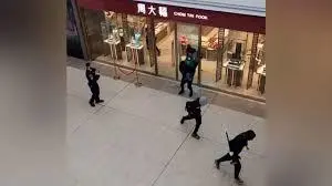 سرقت بزرگ از جواهرفروشی در تورنتو! | سارقان جوان در اوج ساعات کاری مرکز خرید +ویدئو