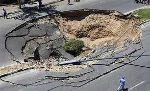 صحنه ترسناک فرو ریختن ناگهانی جاده در چین | دو خودرو به داخل گودال سقوط کردند +ویدئو