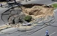 صحنه ترسناک فرو ریختن ناگهانی جاده در چین | دو خودرو به داخل گودال سقوط کردند +ویدئو