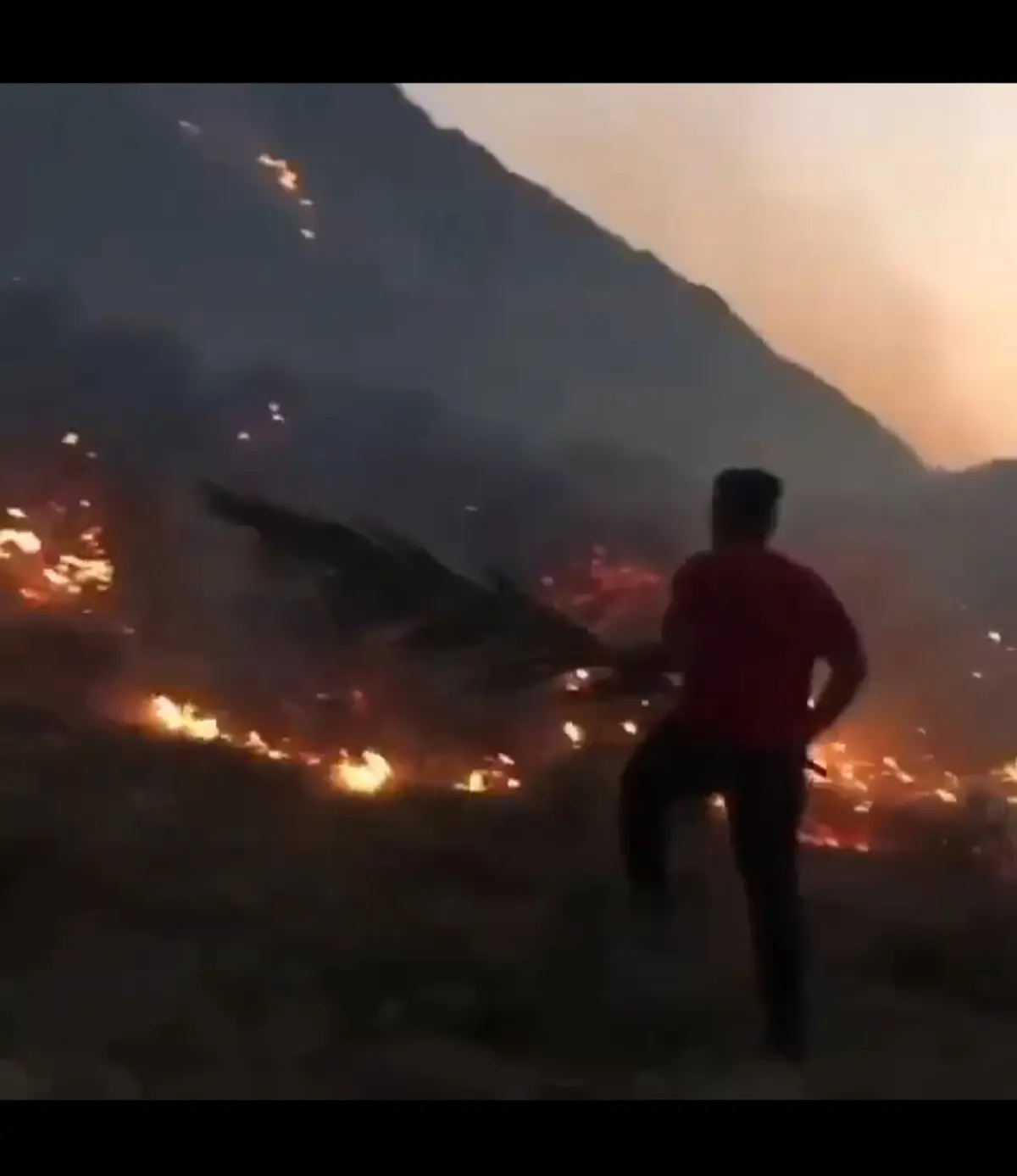آتش سوزی گسترده در ارتفاعات کوه شب در استان هرمزگان + ویدئو