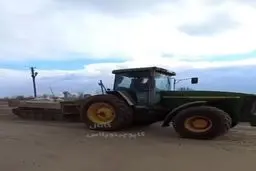 کشاورز روسی، تجهیزات نظامی روسی را با تراکتور به خانه می‌برد!+ویدئو