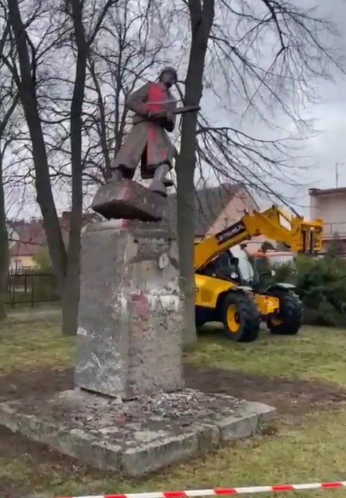 به زیر کشیدن مجسمه های سربازان شوروی در لهستان+ویدئو 