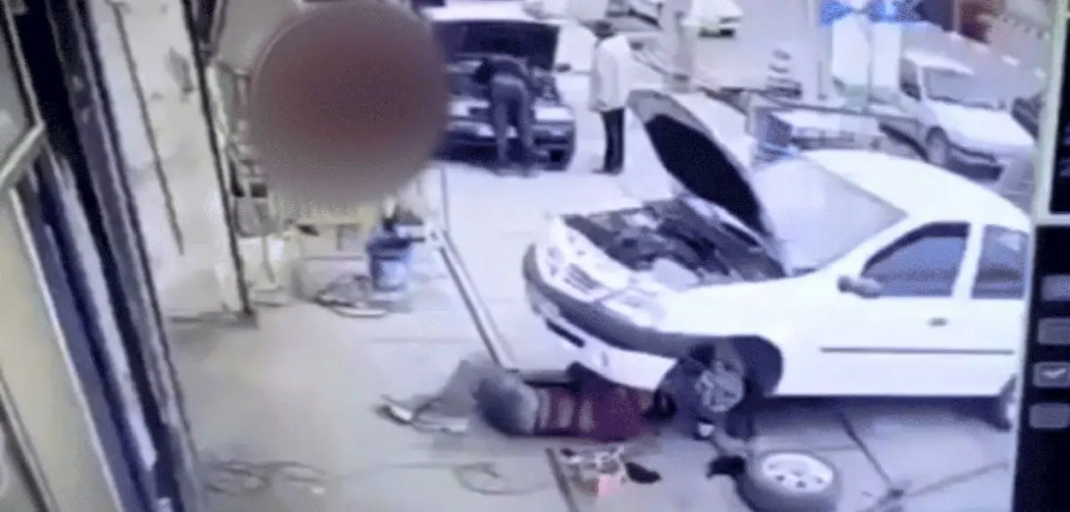 مرد تعمیرکار از له شدن در زیر خودرو جان سالم به‌در برد +ویدئو