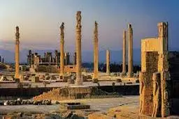 ناکامی قاچاقچیان در سرقت کتیبه ساسانی در حریم تخت‌جمشید  | مجروح شدن مأمور یگان حفاظت در درگیری

