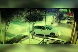 نجات معجزه آسای راننده پژو‌ پس از برخورد وحشتناک با پایه برق در گچساران + ویدئو
