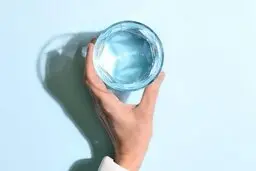 ۵ تاثیر شگفت انگیز نوشیدن آب روی مغز
