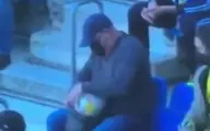تلاش عجیب و خنده‌دار یک مرد در استادیوم برای دزدیدن یک توپ!+ویدئو