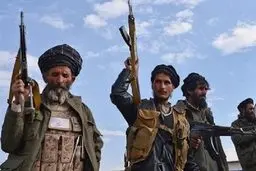  طالبان پرچم های "امارت اسلامی افغانستان" را نصب کردند