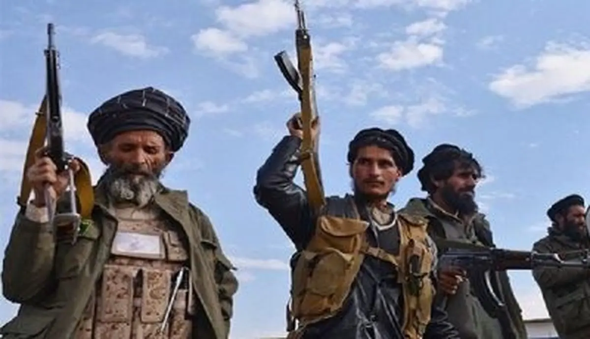  طالبان پرچم های "امارت اسلامی افغانستان" را نصب کردند