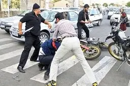 گروگان گیری پسر ۱۶ ساله برای بدهی پدرش در جلوی مترو! | تا سر حد مرگ کتک خوردم!