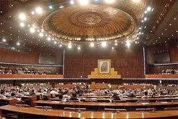 
درگیری شدید بین موافقان و مخالفان عمران خان در پارلمان پاکستان 
