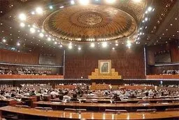 
درگیری شدید بین موافقان و مخالفان عمران خان در پارلمان پاکستان 
