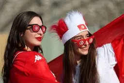 واکنش زنان محجبه قطری به بی‌حجابی تماشاگران جام‌جهانی | استفاده از فرصت میزبانی برای تبلیغ حجاب!+ویدئو 