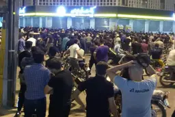  تجمع تعدادی از شهروندان بهبهانی برای اعتراض به وضعیت اقتصادی