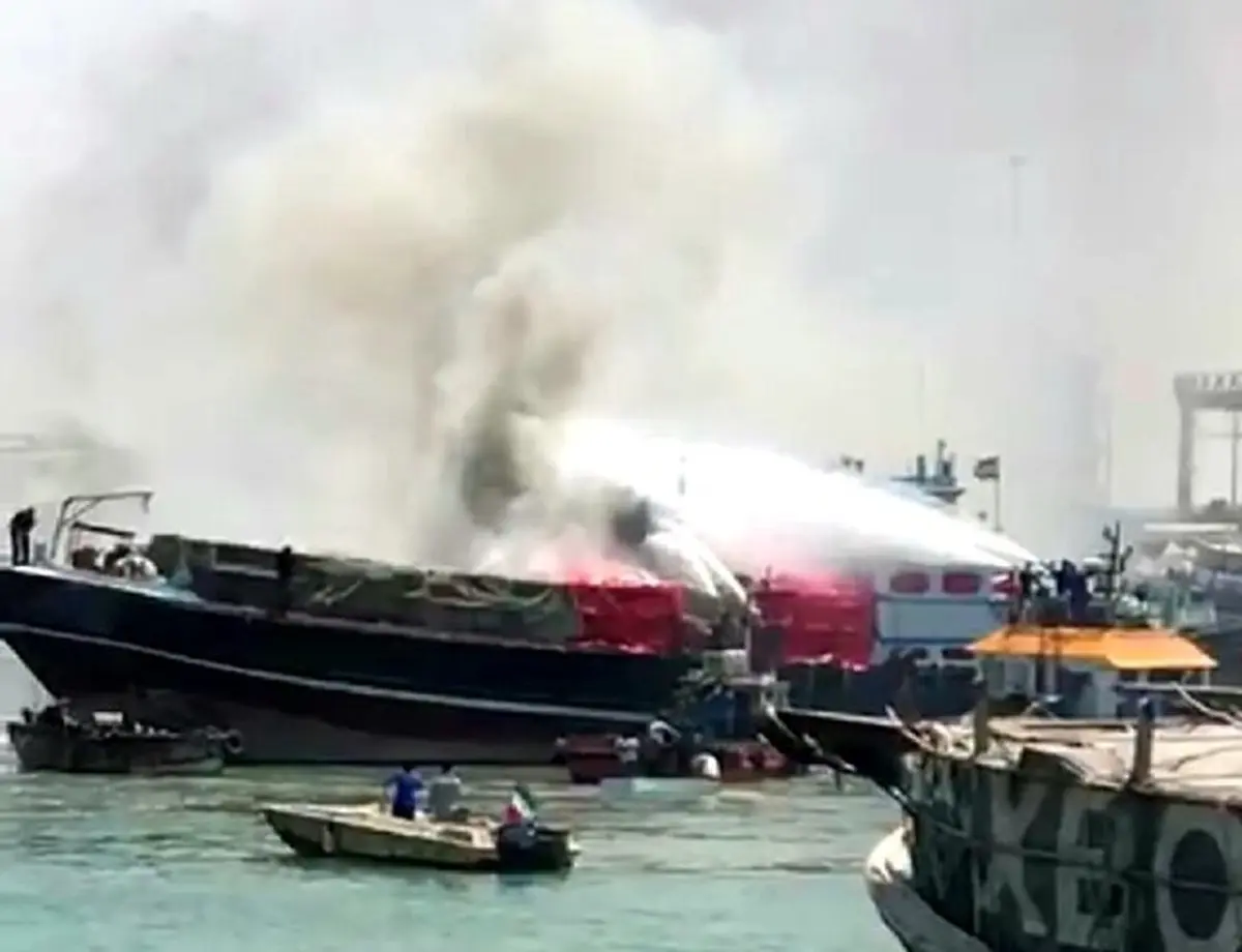 آتش سوزی | مهار آتش سوزی موتور لنج باری در خور بندر گناوه بدون تلفات جانی
