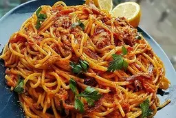 اگه هیچی نداری این اسپاگتی بی همه چیز رو درست کن! | طرز تهیه اسپاگتی ساده +ویدئو